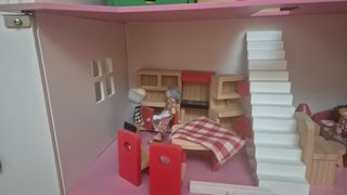 Casita de muñecas de madera