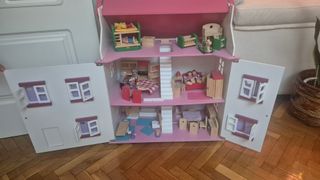 Casita de muñecas de madera