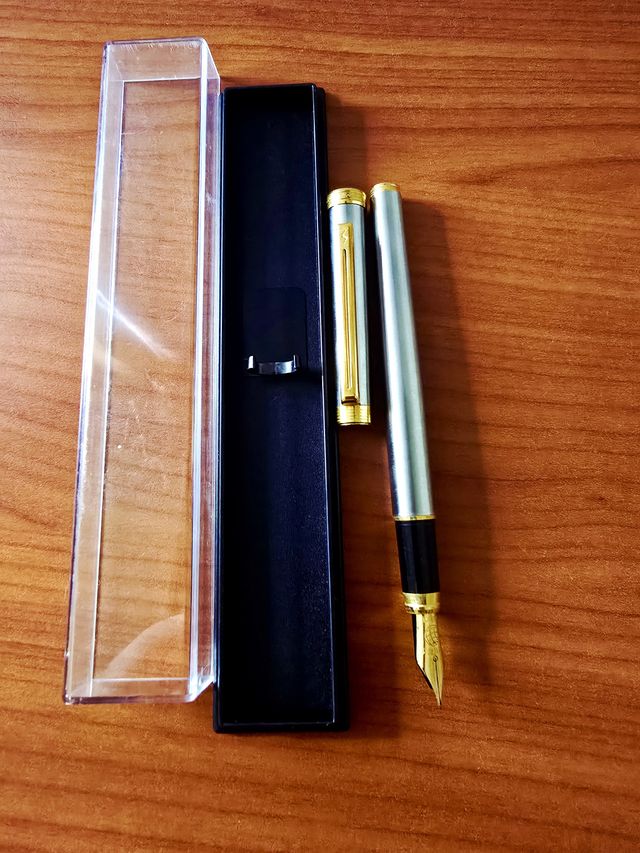 Pluma estilográfica plateada y dorada