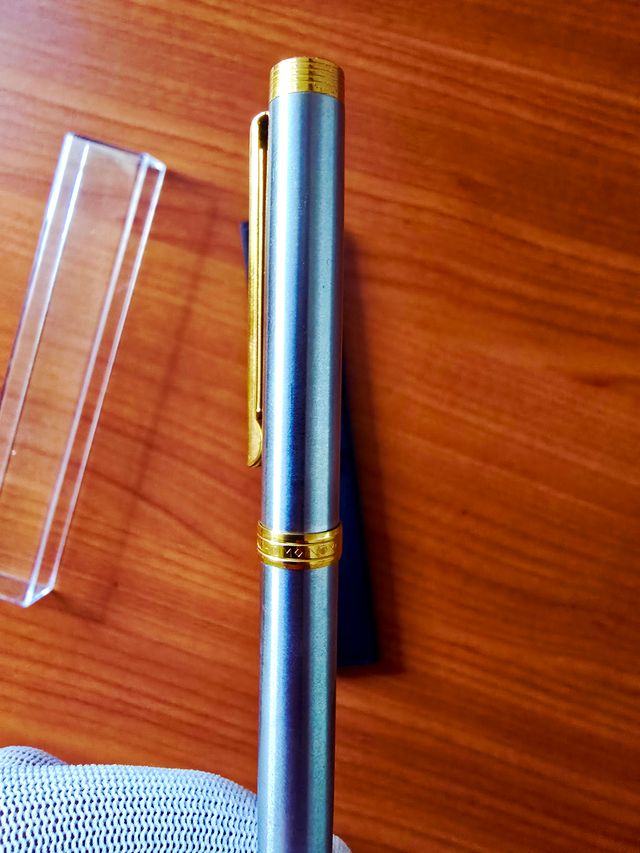 Pluma estilográfica plateada y dorada