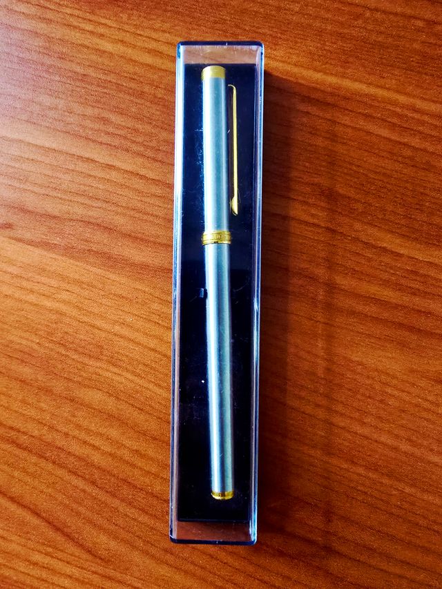 Pluma estilográfica plateada y dorada