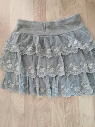 Falda de tul con volantes y flores