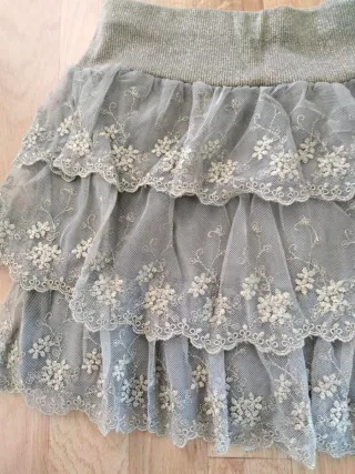 Falda de tul con volantes y flores