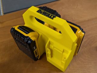 Soporte Porta 4 Baterías DeWALT 18V