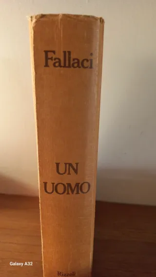 UN UOMO