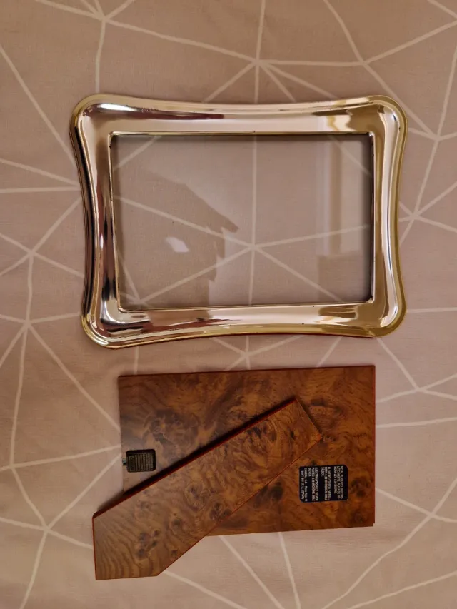 Marco de plata de ley con soporte de madera