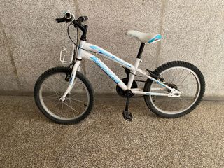 Bicicleta infantil blanca y azul