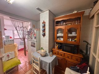 Alacena de madera y cristal