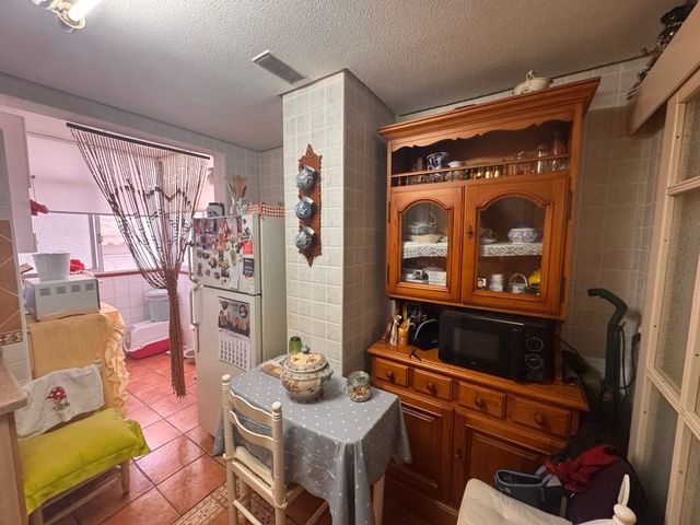 Alacena de madera y cristal