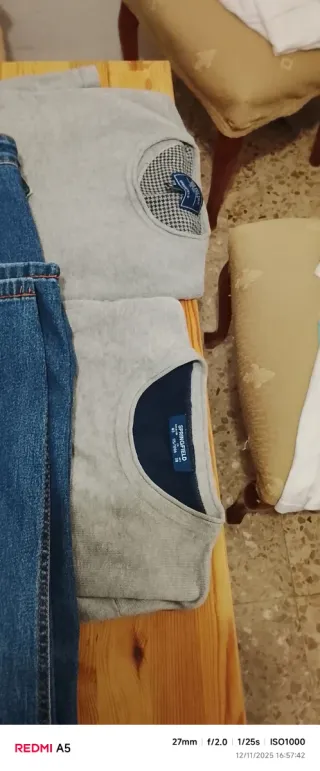 Conjunto de ropa: jeans, camiseta y más