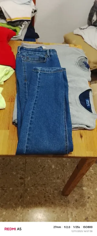 Conjunto de ropa: jeans, camiseta y más