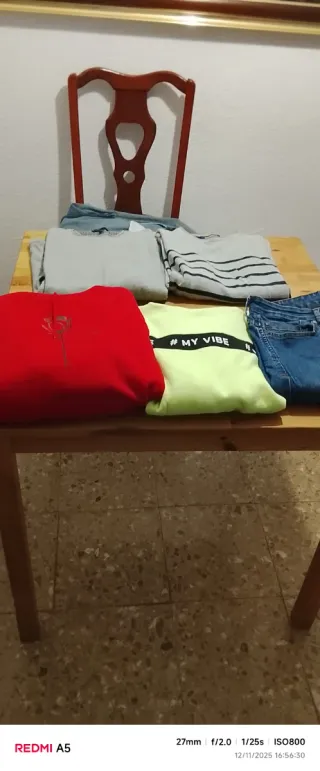 Conjunto de ropa: jeans, camiseta y más