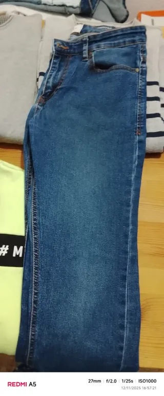 Conjunto de ropa: jeans, camiseta y más