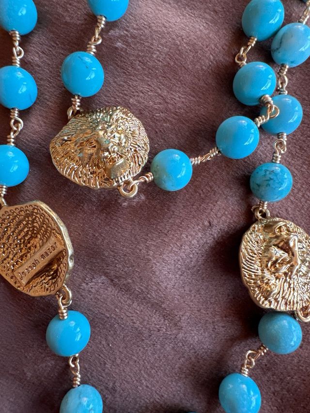 Collar Turquesa con Colgante León Dorado