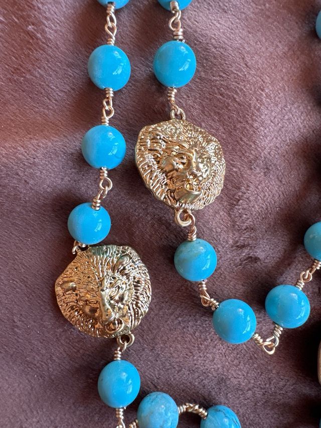 Collar Turquesa con Colgante León Dorado