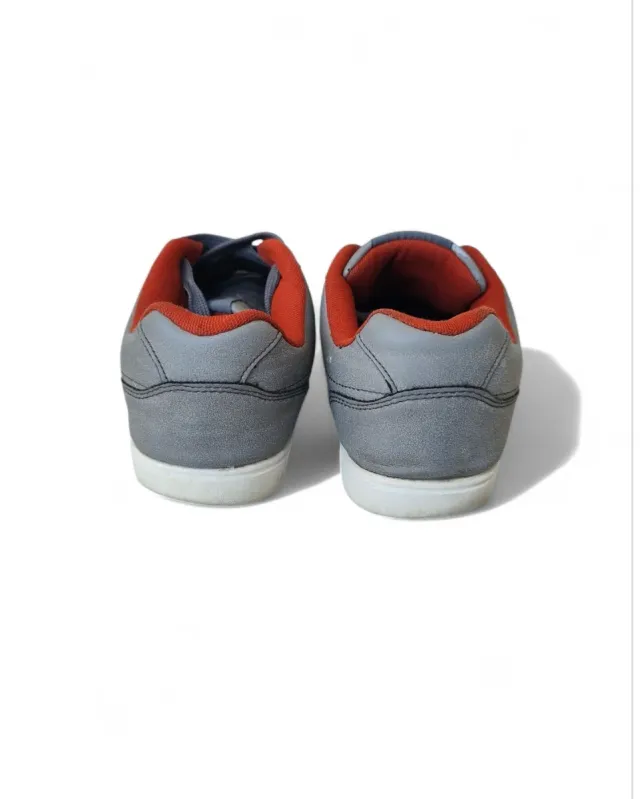 Zapatillas grises y rojas