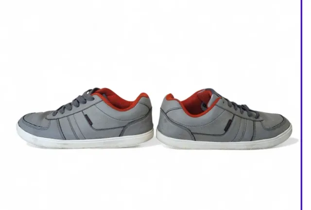 Zapatillas grises y rojas