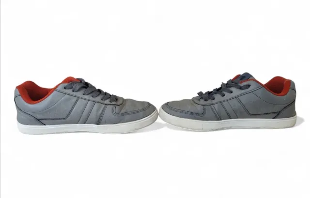 Zapatillas grises y rojas