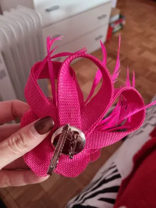 Tocado flor fucsia con plumas