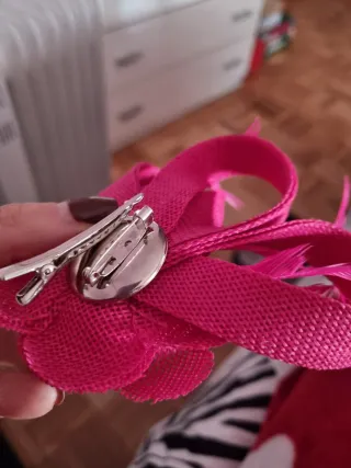 Tocado flor fucsia con plumas