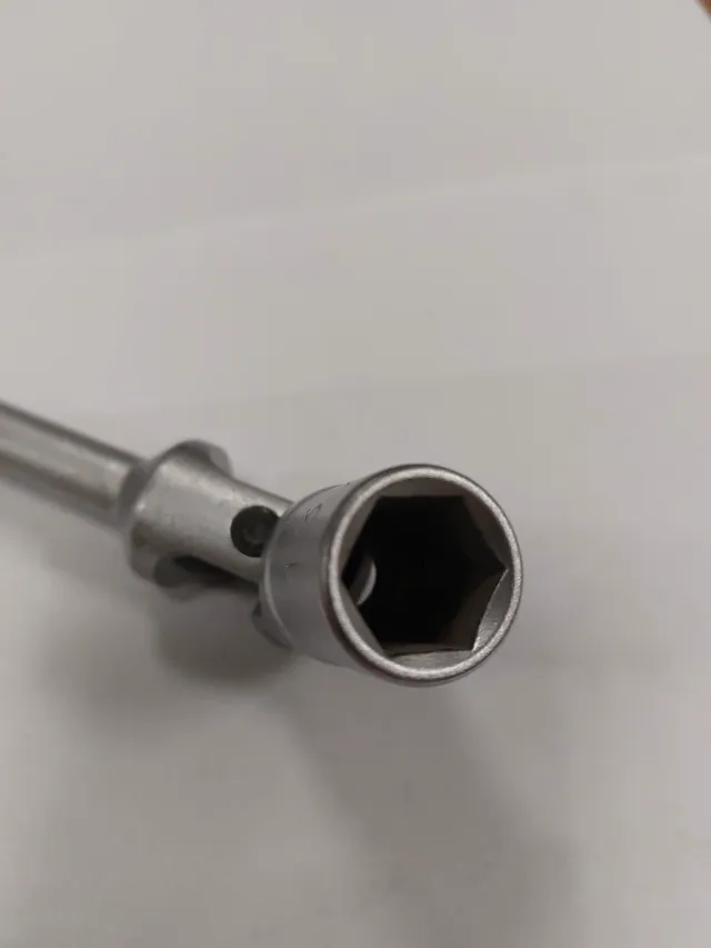 Chiave a T con bussola esagonale snodata