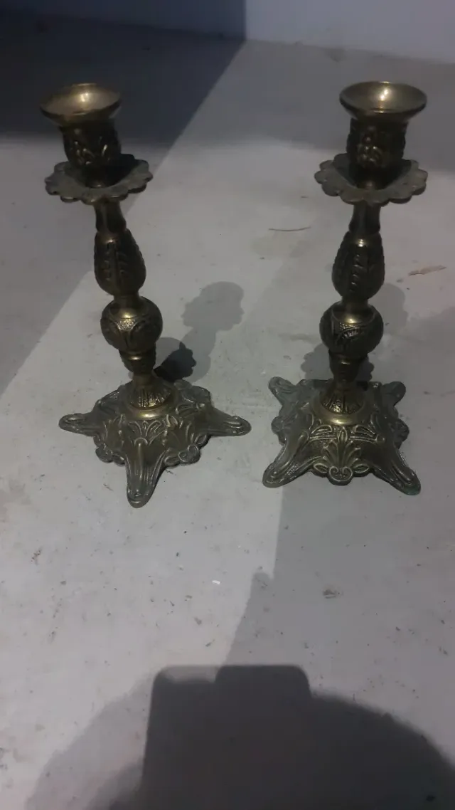 Candelabros dorados de metal