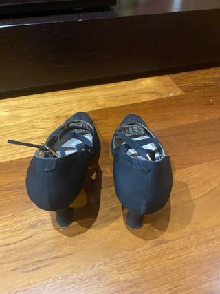 Elegantes zapatos de marca tacón negros con encaje