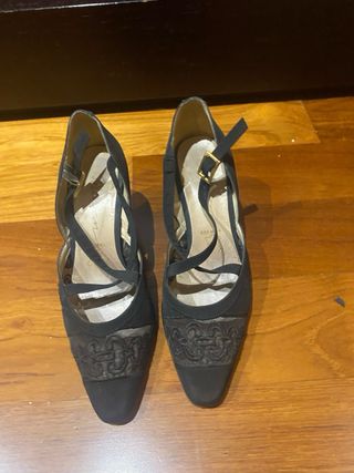 Elegantes zapatos de marca tacón negros con encaje