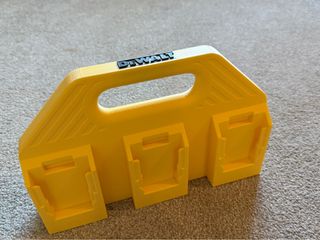 Soporte Porta 6 Baterías DeWALT 18V