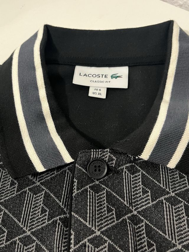 Polo Lacoste Classic Fit Monograma Geométrico