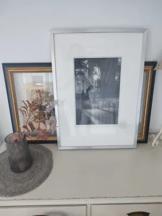 Cuadro con marco plateado y lámina