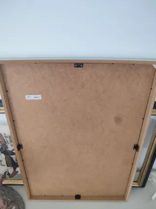 Cuadro con marco plateado y lámina