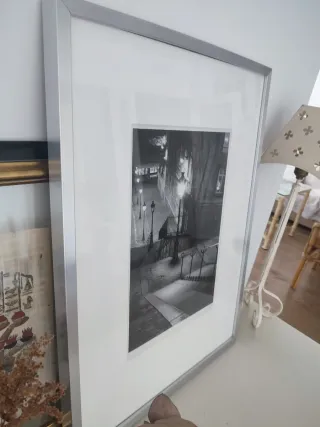 Cuadro con marco plateado y lámina