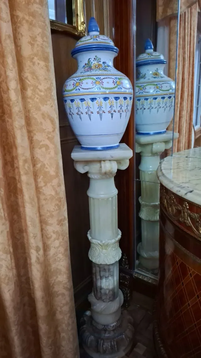 Jarrón de cerámica y alabastro