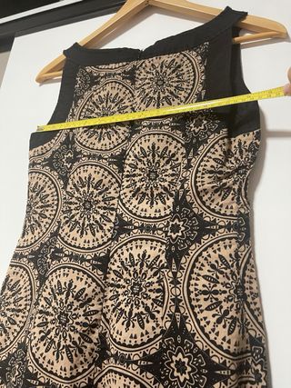 Vestido beige y negro con estampado