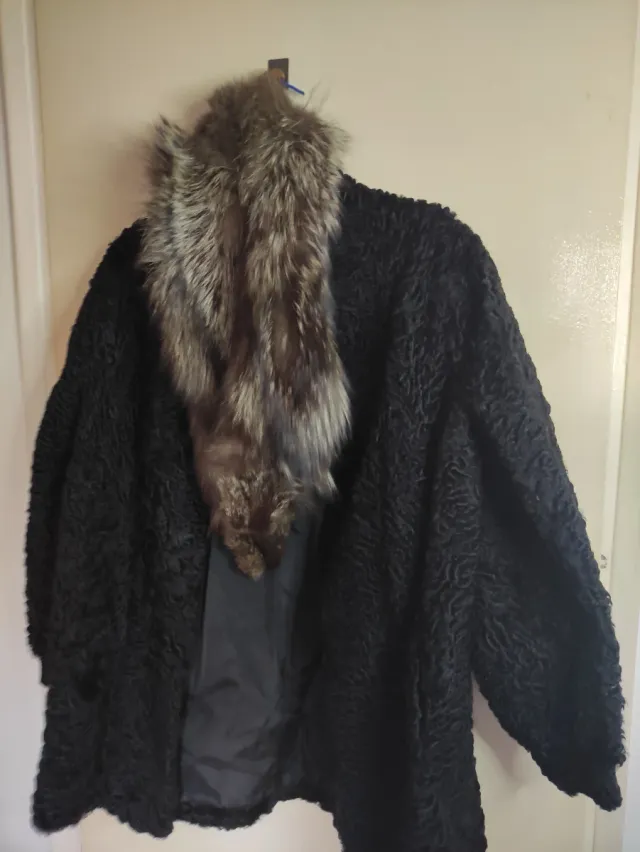 Chaqueta negra con bufanda