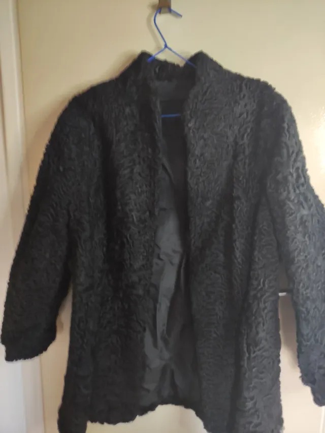 Chaqueta negra con bufanda