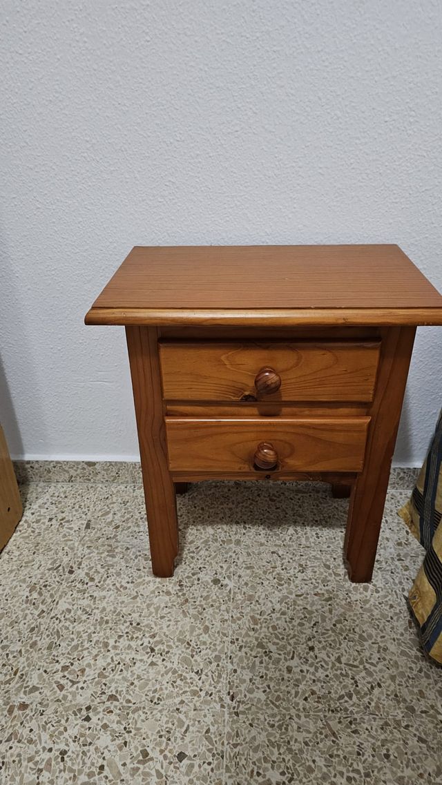 Mesita de noche de madera