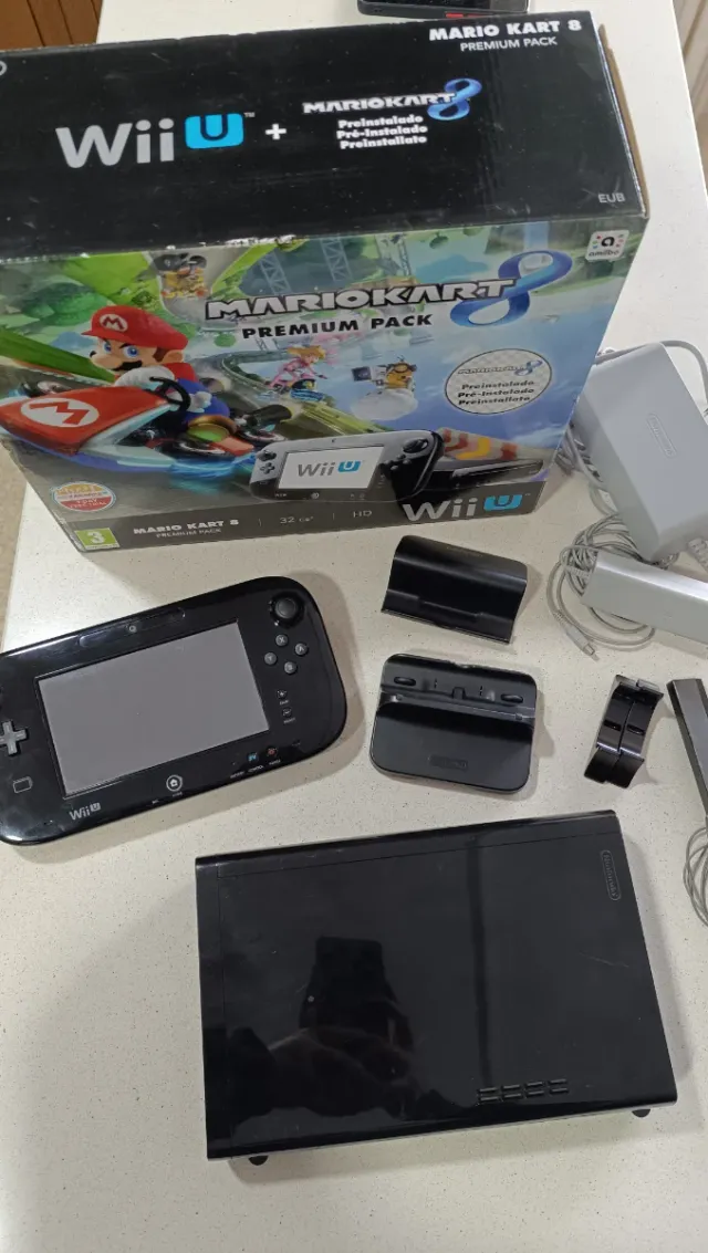 Nintendo Wii U 32GB Mario Kart 8 Pack + controles