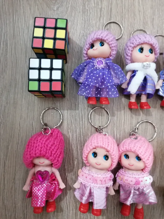 Pack 2 Cubos Rubik + 11 Muñecas Llavero