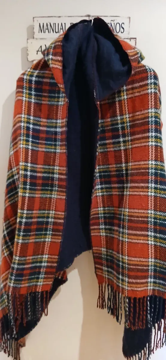 Capa escocesa con capucha