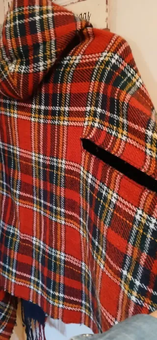 Capa escocesa con capucha