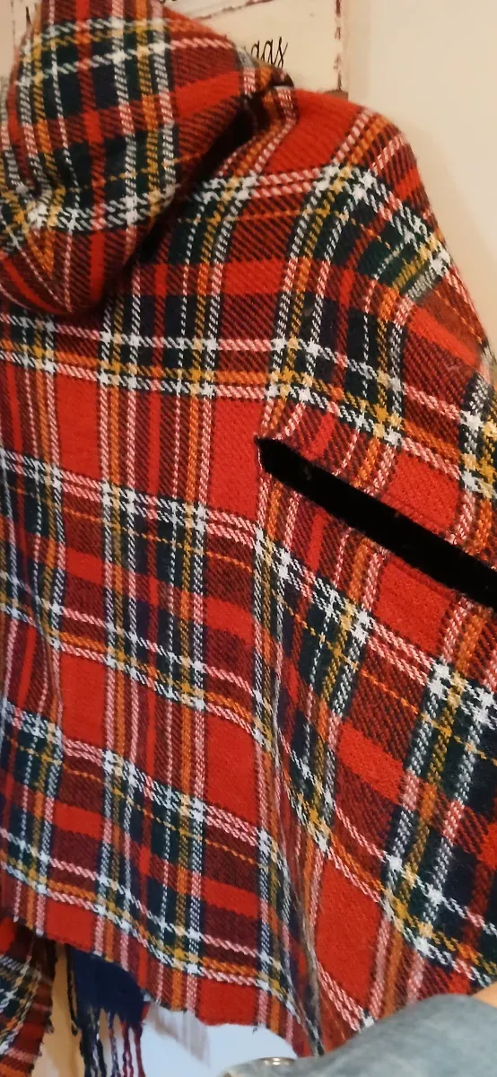 Capa escocesa con capucha