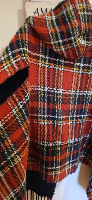 Capa escocesa con capucha
