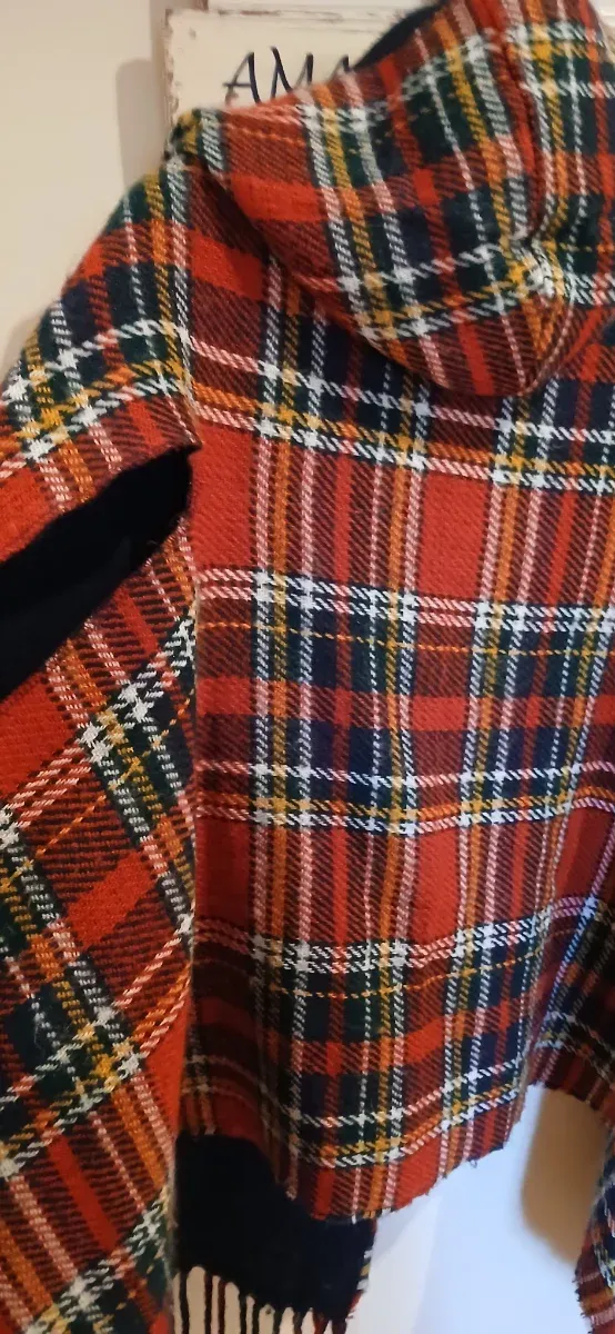 Capa escocesa con capucha