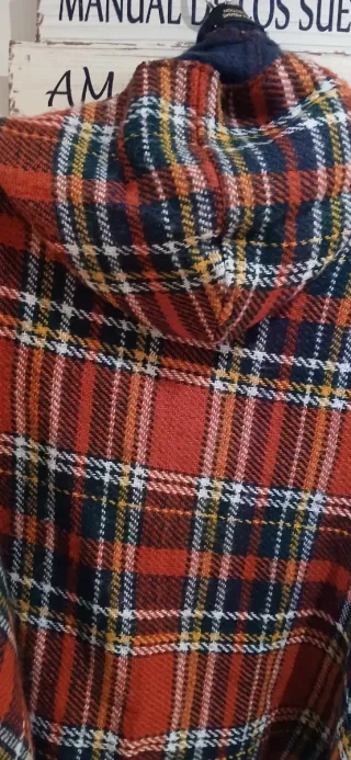 Capa escocesa con capucha