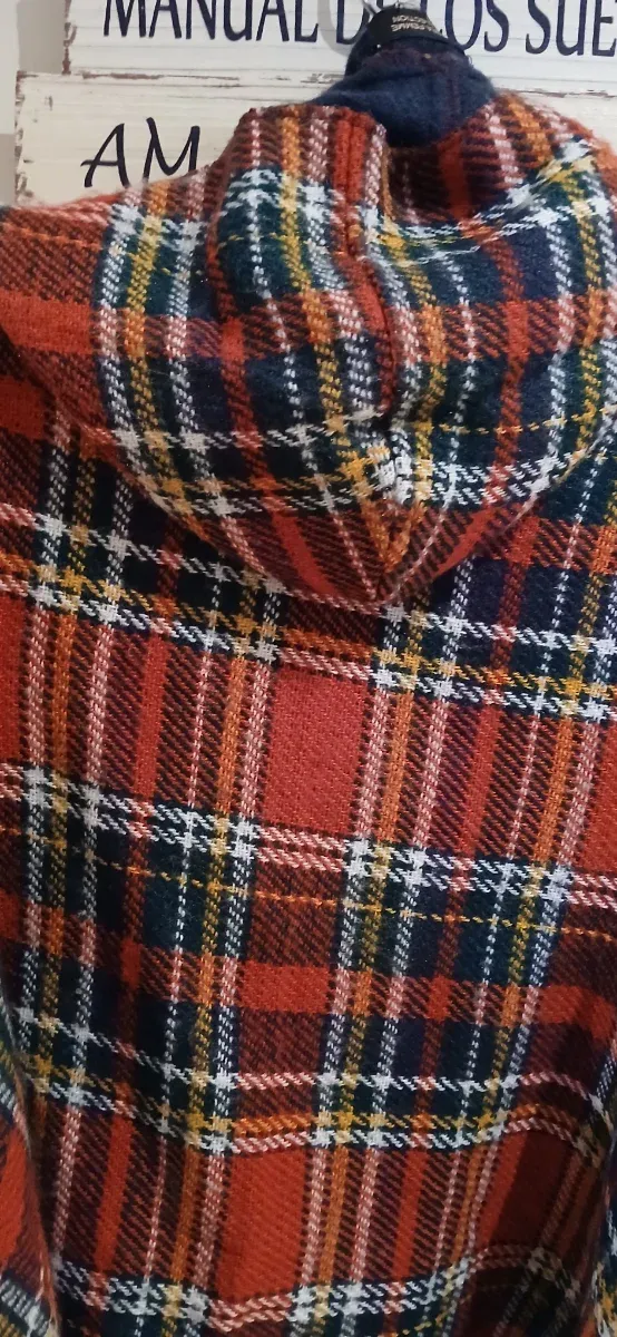 Capa escocesa con capucha