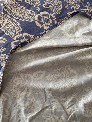 Colcha floral azul y beige