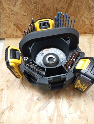 Soporte Porta 8 Baterías DeWALT 18V