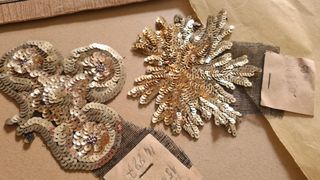 Applicazioni couture in paillettes oro